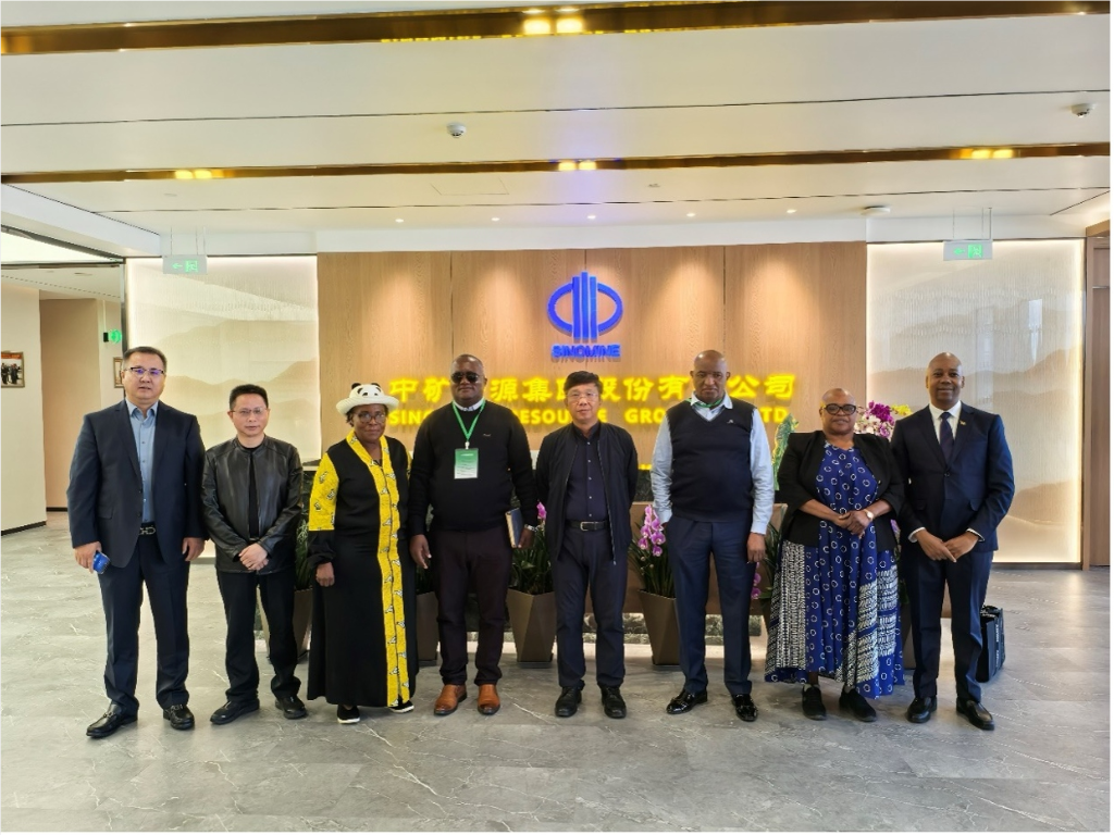 津巴布韦马斯温戈省省长一行到访VSport-胜利资源集团总部